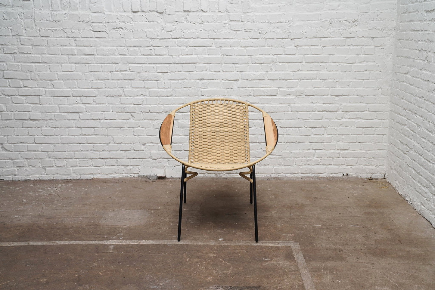 CLASSIC EASY CHAIR WOODEN ARMS